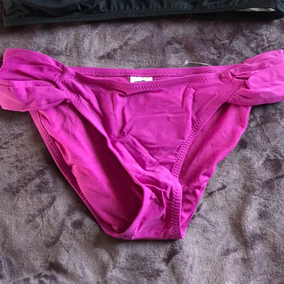 Bikinis - Picture 2 of 4